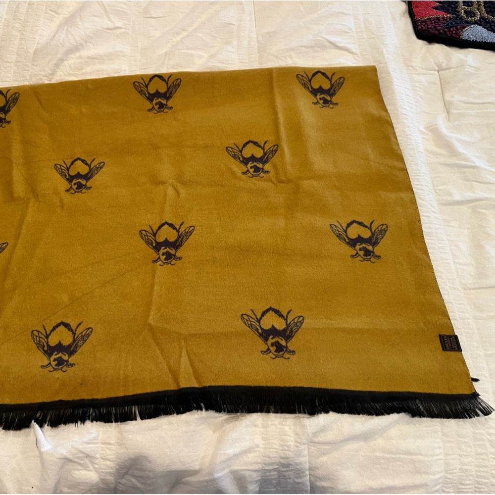 Beautiful Joule pashmina w bumble bees.